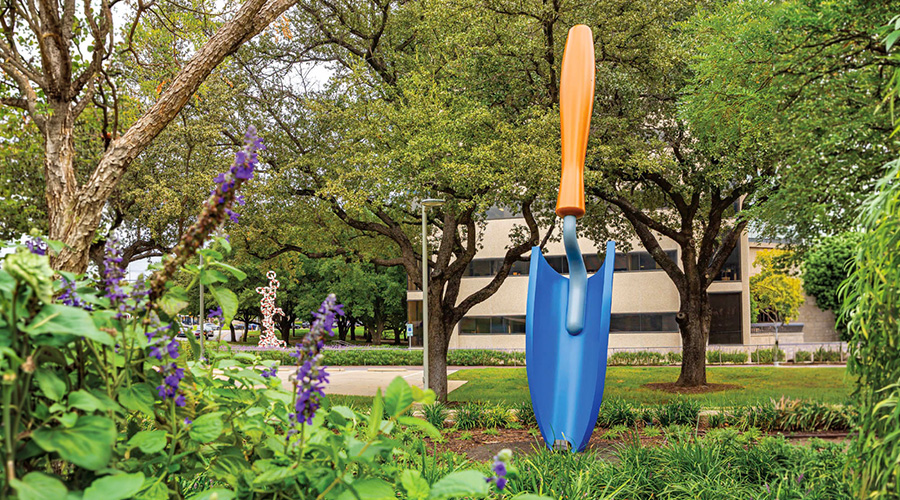 Outdoor statue in for form of a large garden hand-spade.
