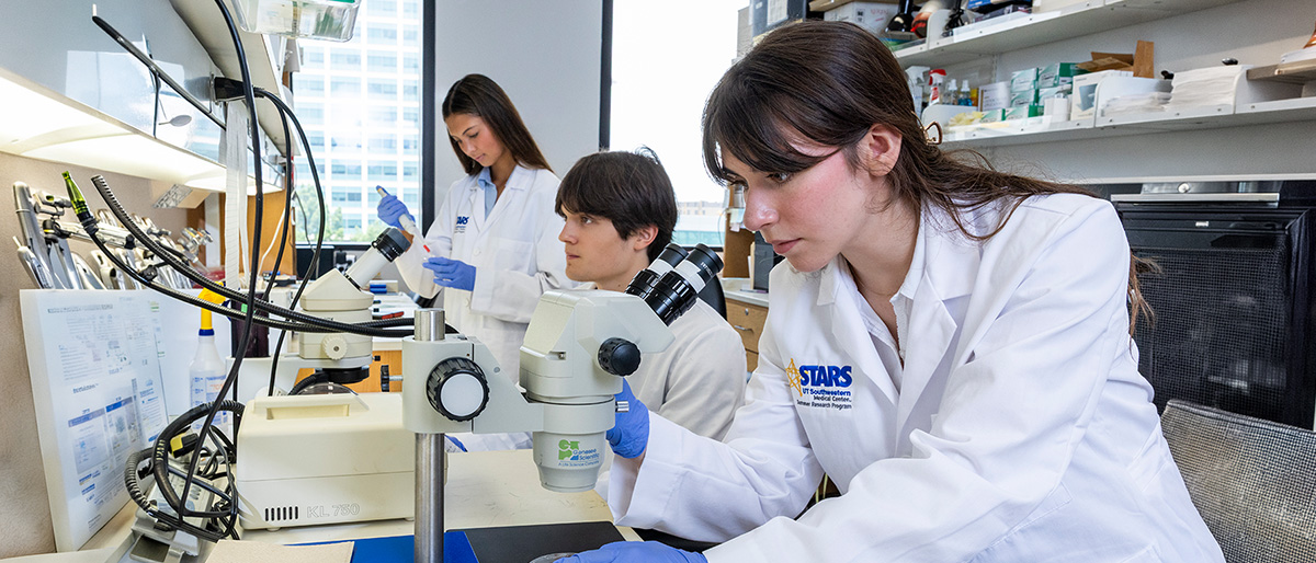 3 scientists working in a lab.