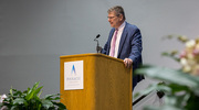 Dr.&nbsp;Efron introduces the Pinnacle Award for Innovation winner by asking how many audience members had used the UTSWMyCare app – the brainchild of award recipient Ms.&nbsp;Landon.