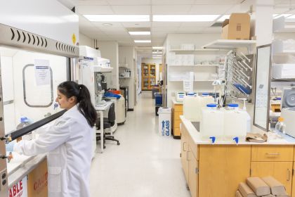 photo of an empty UTSW lab