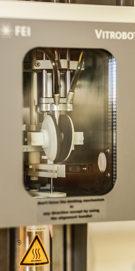 Photo of the FEI Vitrobot plunge freezers