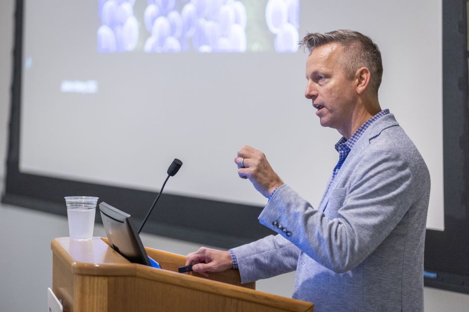 Keynote speaker Erik P. Skaar, Ph.D., M.P.H, presents his research on Staphylococcus aureus.